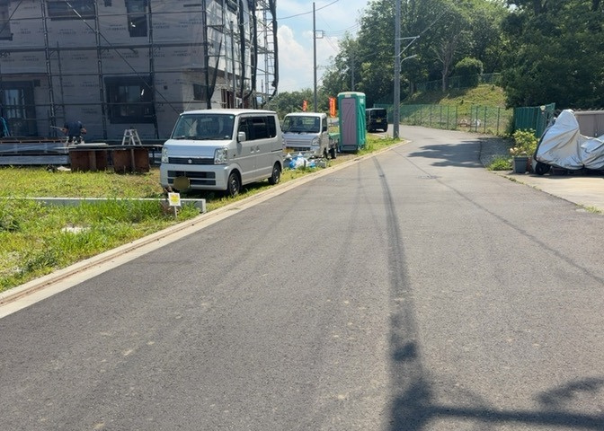 隣家の土地はどうなっているのか、生活利便施設が近くにあるのか、学校まで近いかなど、お客様のライフスタイルにあわせたイメージが重要です。また、近くにあると困る施設が近くにないかも確認するといいでしょう。