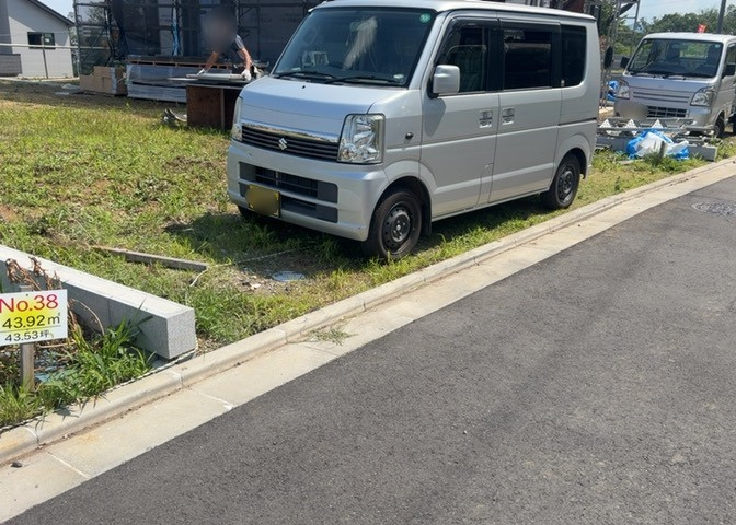 土地購入を検討されている場合、境界杭がない状態で購入してしまうと境界確定測量をする必要があり、費用がかかります。購入の前に、売主、隣土地所有者立ち合いのもと境界を確定し境界杭を設置するのがベストです。