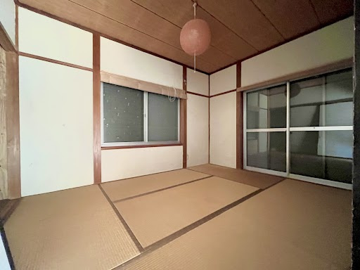 客間やお子様の遊び場など、多目的に使える和室です。