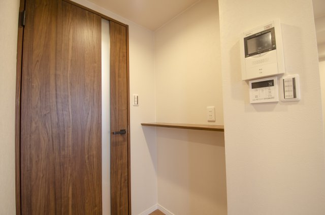 お部屋の一角には写真やインテリアを飾ることができる棚があります。