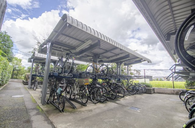 屋根付きの駐輪スペースを確保。通勤や通学、お買い物に自転車を使う方にも便利です。