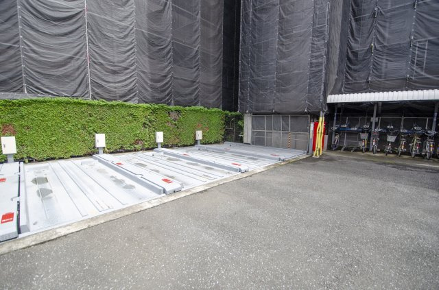 敷地内に設けられた駐車スペース。お車を利用されるご家庭にも嬉しい設備です。