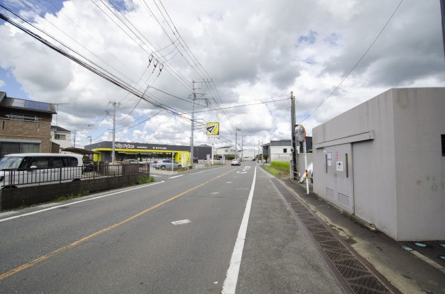 目の前には食品も購入できるドラッグストア（マツモトキヨシ）があり、急な買い物にも便利です◎