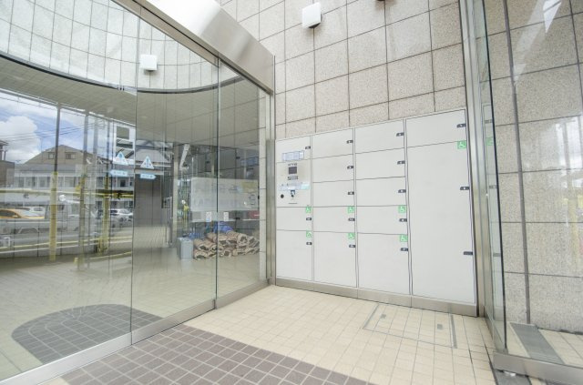 住まう方やゲストを迎えるマンションエントランス。共用部分もきれいに整えられています。