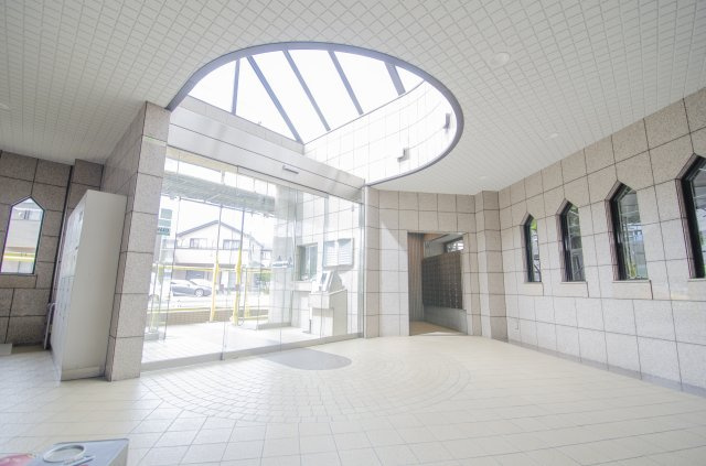 落ち着いた雰囲気の共用エントランス。マンションならではの安心感を感じられる空間です。