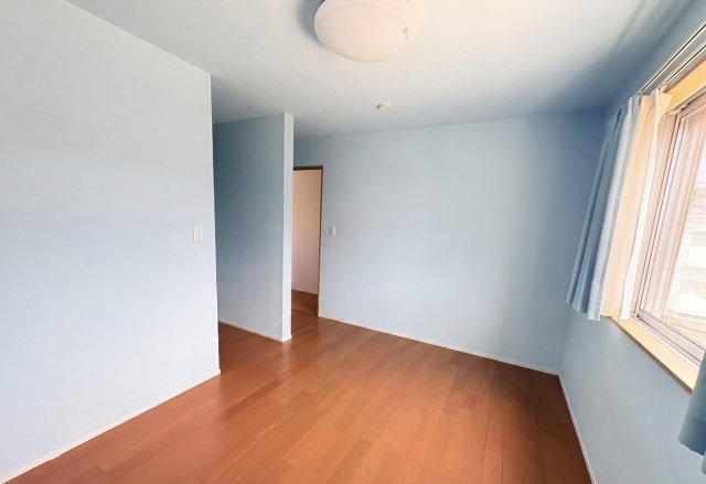 落ち着きのある明るい空間で主寝室や子ども部屋としてもおすすめです。ウォークインクローゼット付きのため、衣類や季節物もしっかり収納可能。室内をすっきり保ちやすく、家具配置もしやすい間取りとなっています。