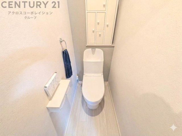 温水洗浄便座付トイレは温水洗浄機能により、暖かい水でおしりを洗浄することができ、冷たい水を使う従来の便座に比べ、温水洗浄機能で暖かいトイレを提供し、快適な使用を可能にします。