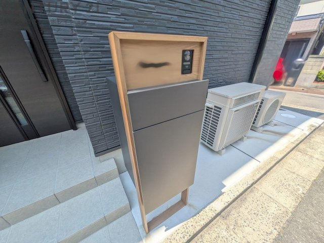 宅配ボックス機能付き門柱は荷物の受け取りや配達が便利で安全です。不在時でも荷物が確保され、盗難や損傷のリスクが減少。受け取り時間の柔軟性が向上。外出先からでも荷物の受け取りや預けが可能となります。