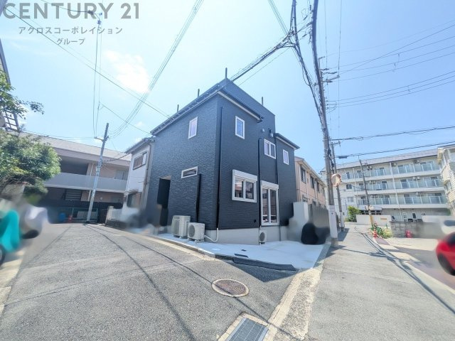 2方向の道路に面しているため、日当たりと開放感両方手に入る角地物件。