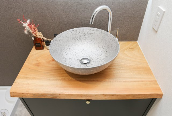 【エメラルドマンション草津青地Ⅰ　天然木フルリノベーションのトイレ】