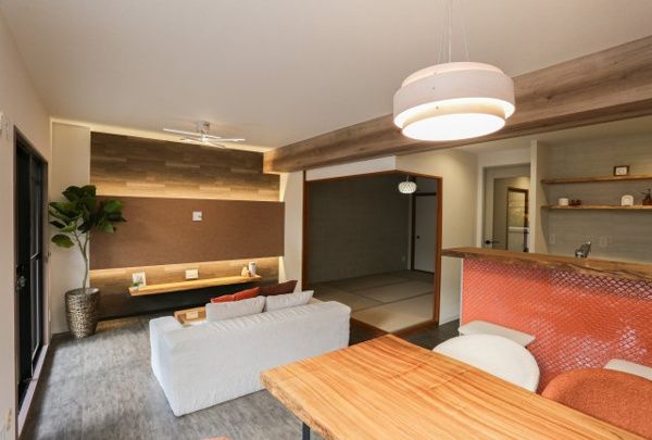 【エメラルドマンション草津青地Ⅰ　天然木フルリノベーションのリビングダイニング】