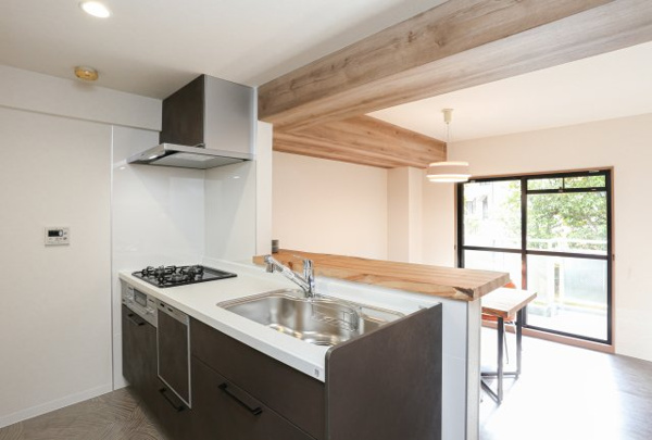 【エメラルドマンション草津青地Ⅰ　天然木フルリノベーションの居間】