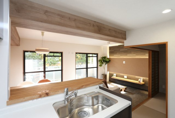 【エメラルドマンション草津青地Ⅰ　天然木フルリノベーションのリビングダイニング】