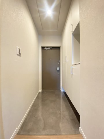 玄関は奥行きがあります、高さのあるシューズボックスがあるのでご家族でのお住み替えでも、悠々靴も収納できます！シューズボックスの中央の物を置けるスペースも助かります♪