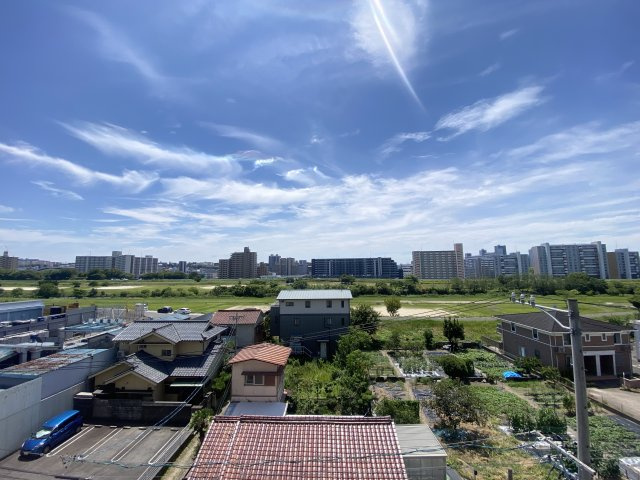 天気のいい日にはバルコニーに出たくなります♪陽当たりも良好で、洗濯物も良く乾きそうです♪