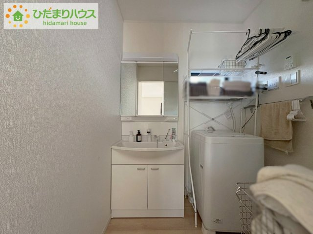 三面鏡の大きな鏡は憧れます(^^♪　鏡の後ろは収納となっていて、細かいものでも収納できるのでスッキリと整理できます！