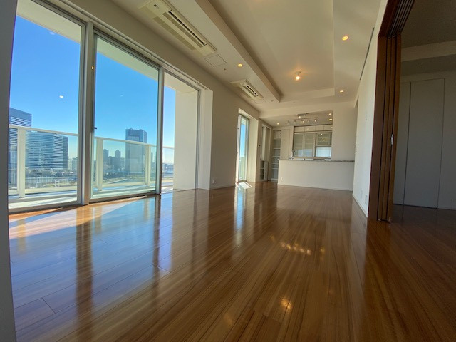 （空室時の写真）窓の多いリビングダイニングは明るく、風通しも良好ですので、一年通して快適な生活を過ごせます。