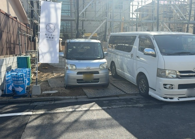 車一台あたりに必要なスペースは、標準サイズの普通自動車で横幅2m50cm、長さ5mは必要になります。ただし、乗降のことも考慮して横幅3m30cm、長さ5m50cmほどは確保できるところを選びましょう。