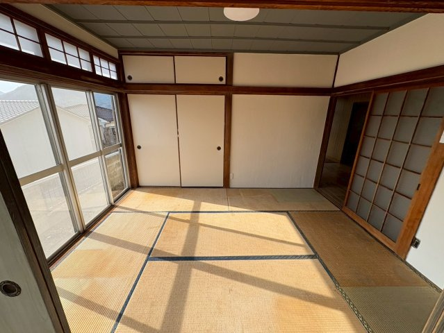 奥行きある押入収納をしっかり確保。布団や季節物の家電、衣類までたっぷり収納できる容量が魅力です。天袋も備わっており、使用頻度の低い物も整理しやすい設計です。居住空間を広く保つことができるスペースです。