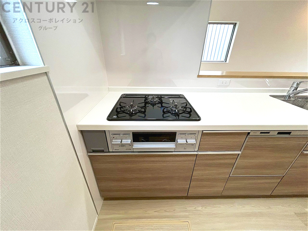 多数の調理器具を同時に使用でき、料理の効率化が可能。省エネで節約になり、様々な料理スタイルに適応できます。また、火力調整が独立しており、手入れや掃除もしやすく、今よりもっとお料理が楽しくなるかも。