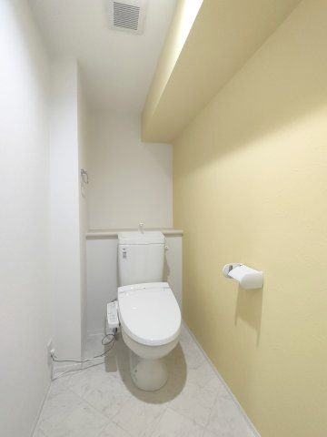 【トイレ】　シンプルで清潔感のあるトイレ空間です。