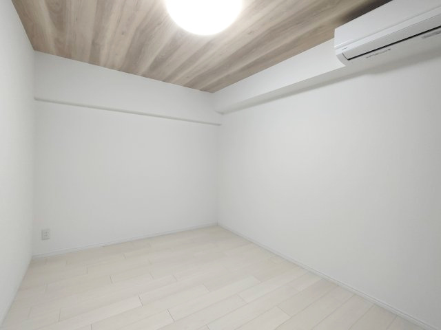 【洋室1　約6.0帖】　落ち着いた雰囲気の洋室。寝室や子ども部屋など、幅広くお使いいただけます。