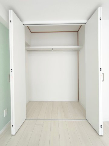 【洋室2　収納】　各部屋に収納を備え、衣類や荷物もすっきり整理できます。