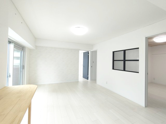 【LDK　約13.4帖】　窓からの光がやさしく差し込む、居心地の良いLDKです。