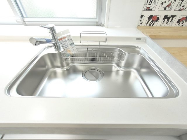 【シンク】　広々としたシンクで、洗い物や調理もスムーズに。