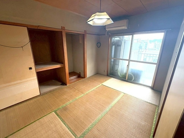 大きな押入れ収納付きで部屋を広く使える和室。