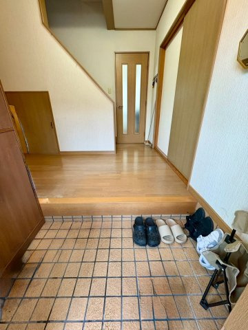 玄関ホールが広いのも好印象♪