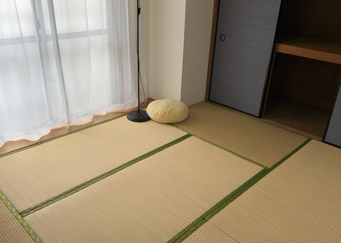 寝室でゆっくりと過ごすためにはベッド周りの適度な空間を担保することや窓の位置、照明の明るさ、寝室の広さなどを考える必要があります。自身や家族の構成とライフスタイルに併せて寝室にする部屋を選びましょう！