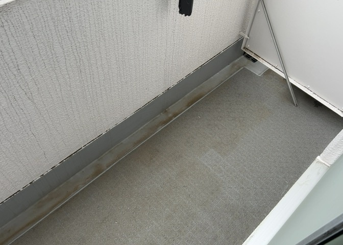 バルコニーは、室外の専用スペースのうち、「屋根がなく開放された空間」であるものを指します。ベランダより広いタイプのものが多く、日当たりもよいため家庭菜園などを楽しみたい人にとって適した環境となります。