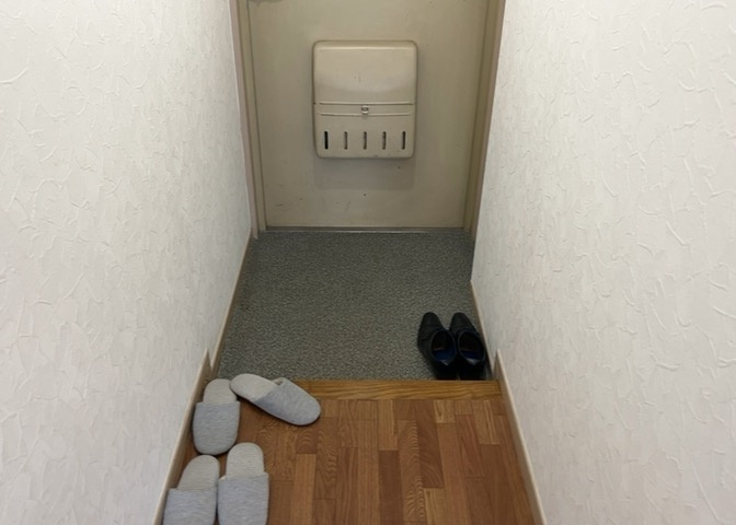 玄関は家の顔でもあり、家族以外の目にも止まる場所です。玄関は外との間を仕切る扉、靴などをしまっておく収納スペース、靴脱ぎのたたきスペース、来客とのやり取りをするドアホンなど複数のアイテムからなります。