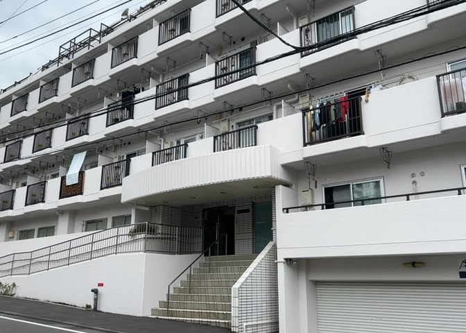 外観はマンション管理がされているかの目安になります。築年数が古いと、壁面は劣化してひび割れが生じることも！建物が古びていても細かいところが修繕されていると、きちんと管理されているなぁと感じるでしょう。