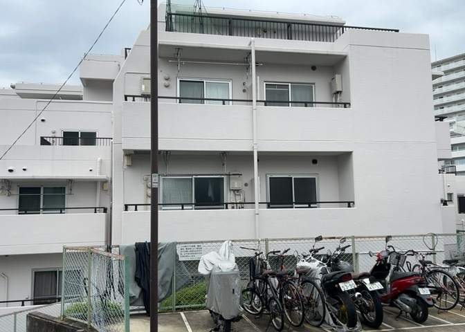 車一台あたりに必要なスペースは、標準サイズの普通自動車で横幅2m50cm、長さ5mは必要になります。ただし、乗降のことも考慮して横幅3m30cm、長さ5m50cmほどは確保できるところを選びましょう。