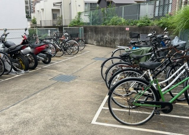 マンションの駐輪場は、事前に空きがあるか確認を取ると安心です。せっかく入居したのに駐輪スペースがない！なんてことになったら大変ですよね。そこで、内見時や購入前にはまず事前に確認しておくと良いでしょう。