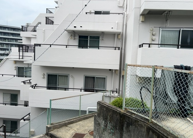 駐車場と明記されていても、最小スペースでつくられた駐車場だと大型車は駐車できなかったり、出入りしにくくなったりする可能性があります。お車のサイズと購入したい物件の駐車場のサイズを現地で確認しましょう。