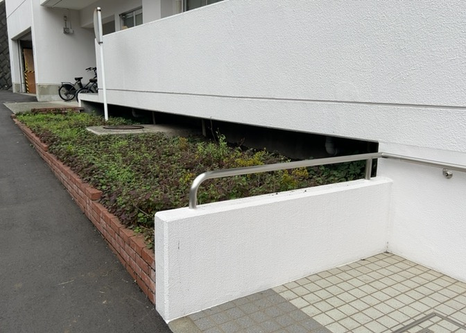 物件によっては、入居者が個人的に使用できる専用庭がついているものもあります。また、住宅の中にある土間の部分を庭と呼ぶこともあります。庭の用途は住む人によって変わり、それによってデザインもさまざまです。