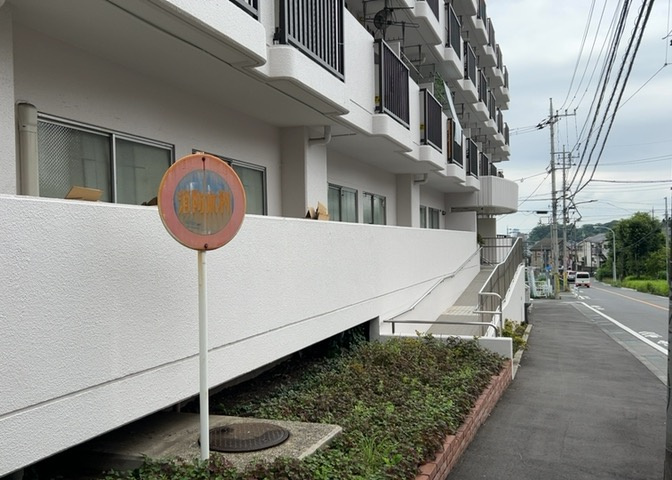 中庭（パティオ）とは、一つの建築物の内部に設けられた、壁などで囲われている庭のことを指します。コの字型、ロの字型が主流ですが、L字型の中庭もあります。最近では、インテリア性の高さからも人気があります。