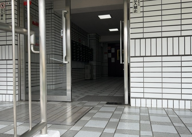 ラウンジは、マンションの共用スペースに椅子やテーブルなどを配置した利用者が寛げる空間です。屋内型ラウンジと屋外型ラウンジがあります。共用部分の管理状況と合わせて、詳細については現地でご確認ください。