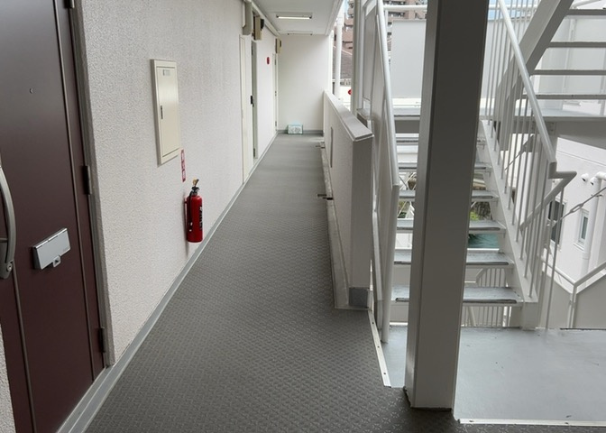 共有部分は、住民なら誰もが使える設備のこと。例えば駐車場やエレベーター、インターネット設備、セキュリティ設備などがあります。他にも、マンションの廊下・外部階段やエントランス・ゴミ置き場などがあります。
