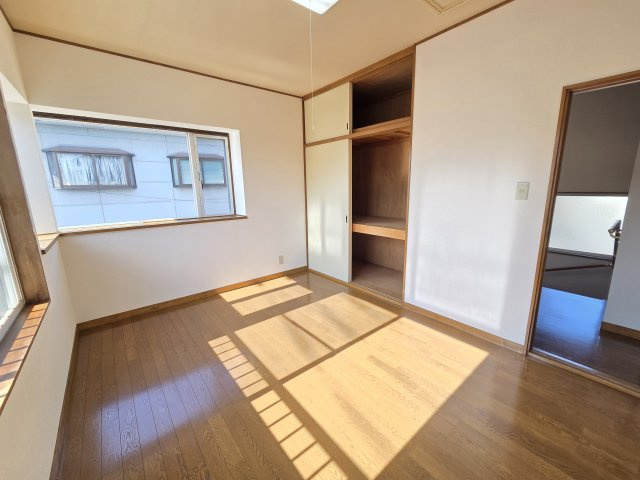 2階6帖の洋室です