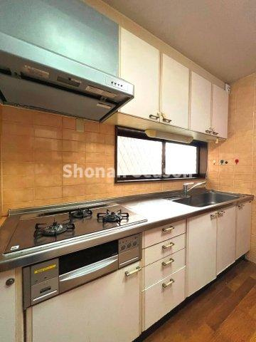 広々としたシンクや作業台、3口コンロでお料理効率もUPいたします。