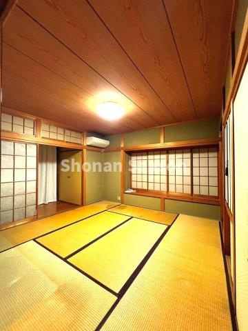 ゴロンと寝転ぶくつろぎ空間にしたり、客間と多目的に使える和室です。