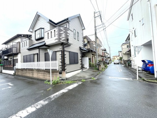 2道路に面しており南からの陽光が差し込むあたたかいお住まい。