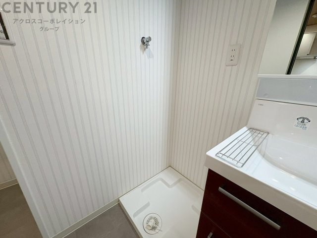 洗濯物の仕分け作業がしやすく、整理整頓が容易になります。洗濯音や湿気を他の部屋に持ち込まず、生活環境を快適に保ちます。上部を活用すれば収納スペースを確保でき洗剤や洗濯用品の整理もしやすくなります。　