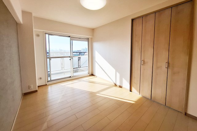 洋室2：南向きバルコニーに面した明るいお部屋です。