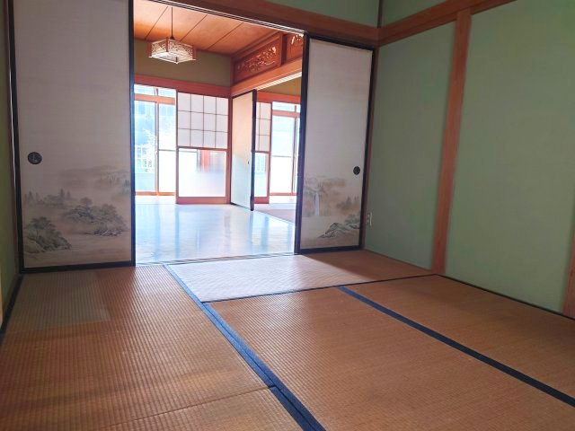2階和室：建具をすべてはずすとＬ字の広い空間になります