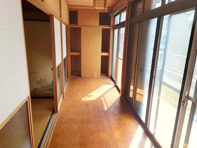 2階廊下：広々として板の間も美しく、縁側としての雰囲気も味わえます。収納もあります。